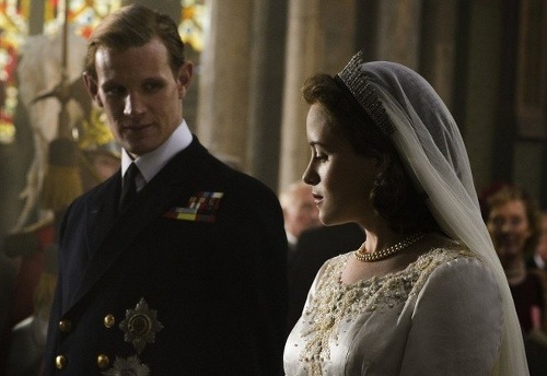 Kráľovnú Alžbetu II. a princa Philipa stvárňujú v počine The Crown herci Claire Foy a Matt Smith.