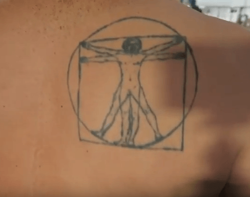 Šoko na svojom chrbáte ukrýva takéto tetovanie. 