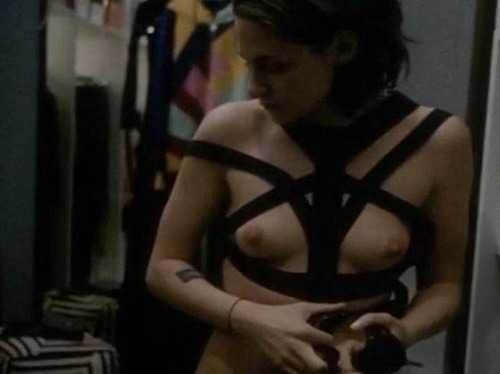 Kristen Stewart vo filme Personal Shopper ukázala holé prsia. 