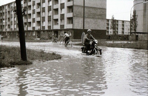 Povodeň zasiahla aj ulice v okolí centra mesta.