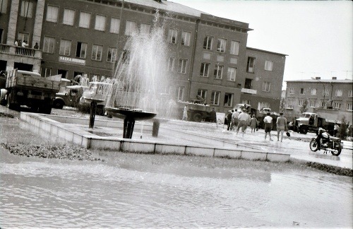 Námestie SNP v Partizánskom – fontány fungovali ,aj keď bolo takmer celé mesto zaplavené.