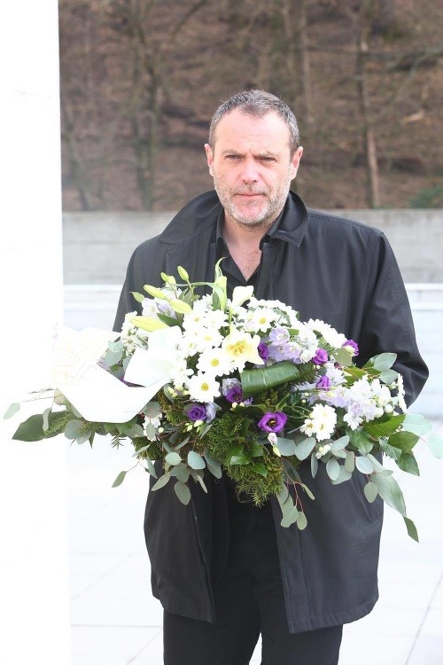 Šéf spravodajstva Markízy Henrich Krejča priniesol kamarátovi obrovskú kyticu kvetov.