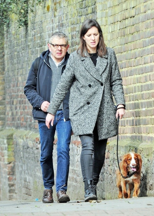 Rowan Atkinson na prechádzke s milenkou Louise Ford a ich štvornohým miláčikom.