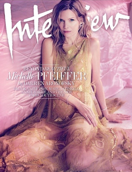 Michelle Pfeiffer ozdobila aktuálne vydanie magazínu Interview. 