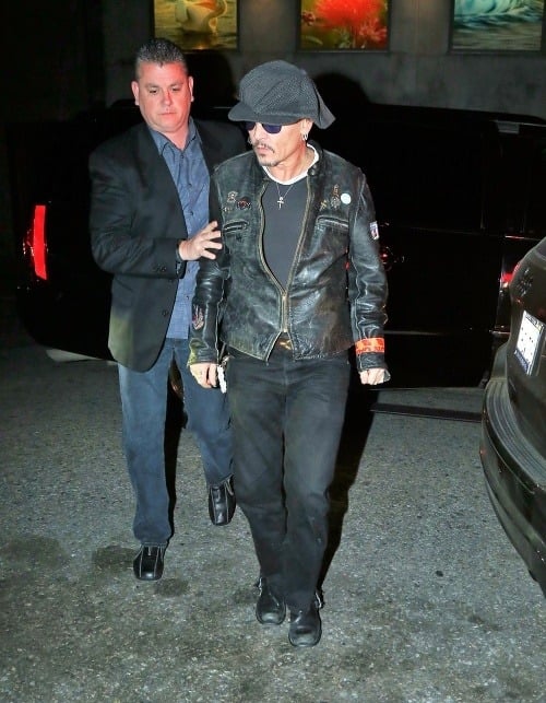 Johnny Depp je strhaný a vychudnutý. Pri príchode na párty ho musel ochrankár podopierať. 