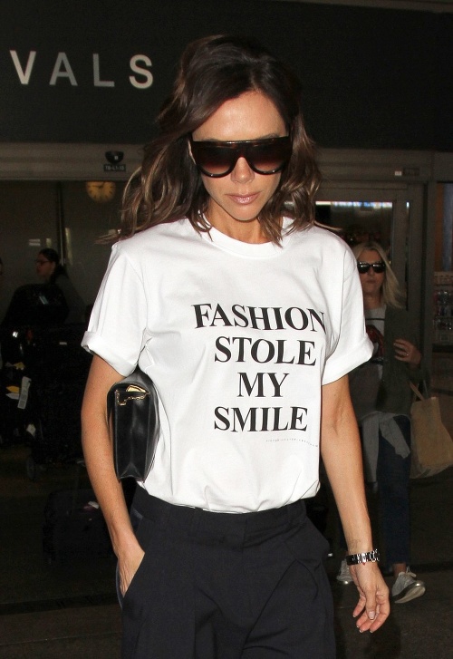 Victoria Beckham dala týmto tričkom najavo, že jej móda ukradla úsmev. 