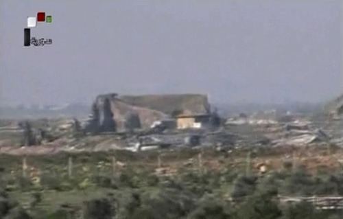 Zničený hangár bojových lietadiel.