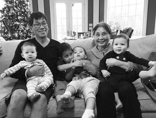 David Dao s manželkou a vnúčatami.