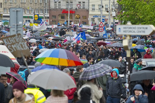 Aj napriek upršanému počasiu prišli do Bratislavy tisícky ľudí