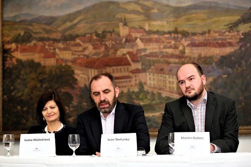 Členovia Progresívneho Slovenska - Ivan Štefunko (v strede) a Dubéci