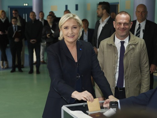 Marine Le Penová počas hlasovania