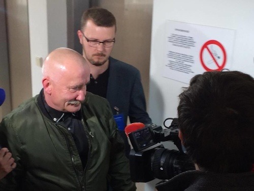 Poslanec Stanislav Mizík počas minulotýždňového zásahu NAKA v parlamente pred novinármi utiekol