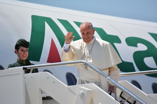 Služby Alitalia využil aj pápež František