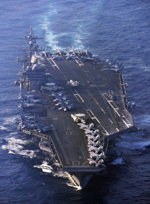 Američania vyslali ako ukážku sily do oblasti lietadlovú loď USS Carl Vinson.