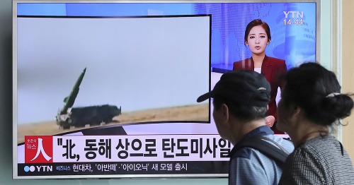 Ľudia sledujú správy o odpálení severokórejskej rakety.