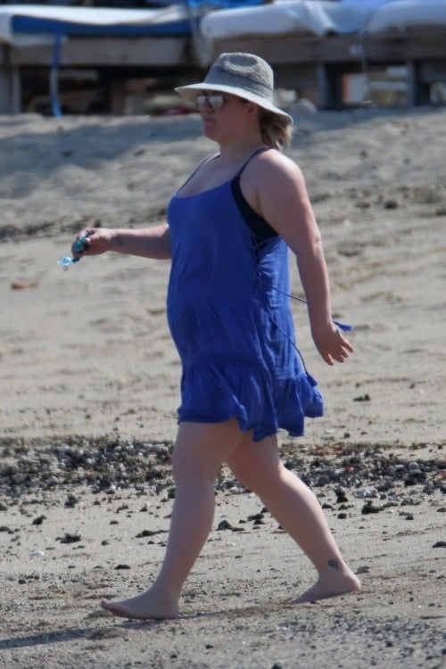 Kelly Clarkson si na plavky netrúfa. Po pláži sa premávala v letných šatách.