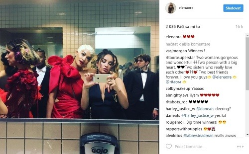 Rita Ora zavítala na Met Gala 2017 spoločne so svojou sestrou Elenou. 