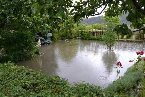 Jánovi zaplavilo záhradu výkalmi: