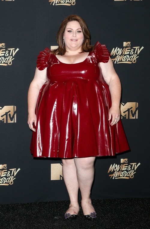 Chrissy Metz si z nadváhy ťažkú hlavu nerobí. Pokojne sa oblečie do červených latexových šiat. 