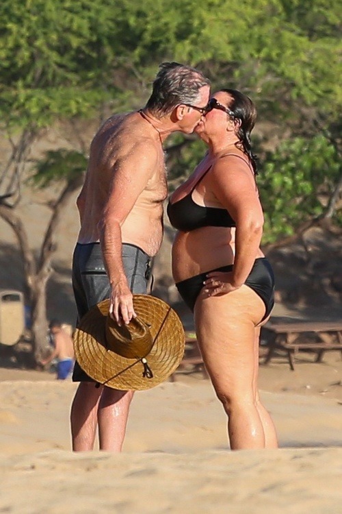 Keely Shaye Smith si užívala slniečko v dvojdielných plavkách. Jej slávny manžel Pierce Brosnan ju takto láskyplne bozkával. 