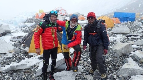 Everest si vzal aj život švajčiarskeho horolezca Ueliho Stecka - vľavo so Štrbom.