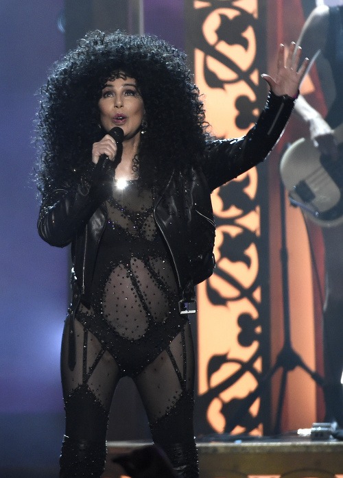 Výstrednosť je Cher blízka aj v súčasnosti. Takto sa predviedla v Las Vegas zhruba pred rokom. 