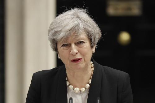 Theresa Mayová počas tlačovej konferencie na Downing Street v Londýne.