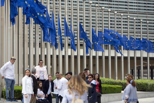 Smútok zavládol aj v Bruseli. Vlajky EÚ sú stiahnuté na pol žrde.