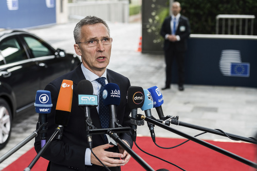 Stoltenberg pred novinármi prehlásil, že NATO vstupuje do vojny proti Daeš