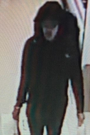 Bezpečnostné kamery zachytili, ako si Abedi kúpil pred pár dňami batoh v nákupnom centre Arndale v Manchestri.
