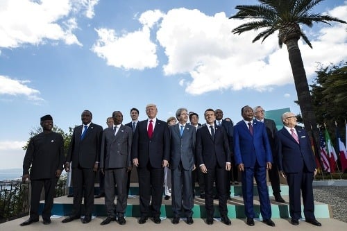 Lídri G7 a africkí lídri pózujú pre skupinovú fotografiu na summite lídrov skupiny G7.
