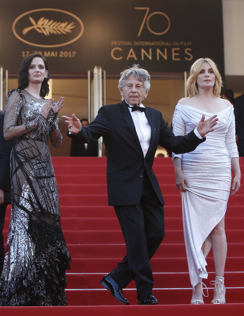 Eva Green vyzerala na červenom koberci skvele. Zapózovala si s režisérom Romanom Polanski a kolegyňou Emmanuelle Seigner.