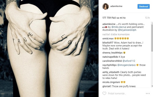 Adam Levine sa pochválil novým tetovaním. Chlapi skôr obdivujú zadoček jeho polovičky. 