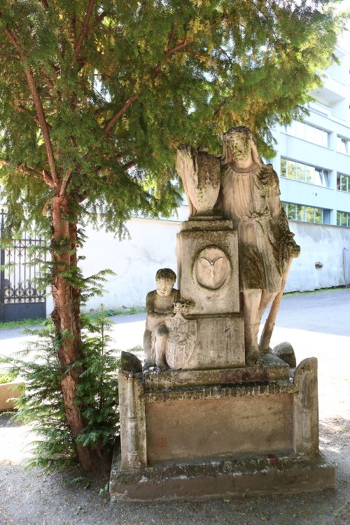 Pri vstupe na cintorín sa nachádza jeden z najvzácnejších bratislavských náhrobkov. Je z prvej štvrtiny 19. storočia a bol vyhotovený v klasicistickom štýle, inšpirovanom antikou. Historici nevedia, komu patril, záhadou je aj do kameňa vytesaný erb. Náhrobník je neprehliadnuteľný nielen z hľadiska umeleckého, kde predstavuje výnimočné dielo klasicistického sochárstva od neznámeho autora,  ale zaujímavý je najmä vďaka bohatej náhrobnej symbolike.