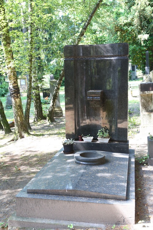 Hrob známeho slovenského hudobného skladateľa Jána Levoslava Bellu. Bronzovú bustu od sochára Majerského ukradli už pred rokmi.