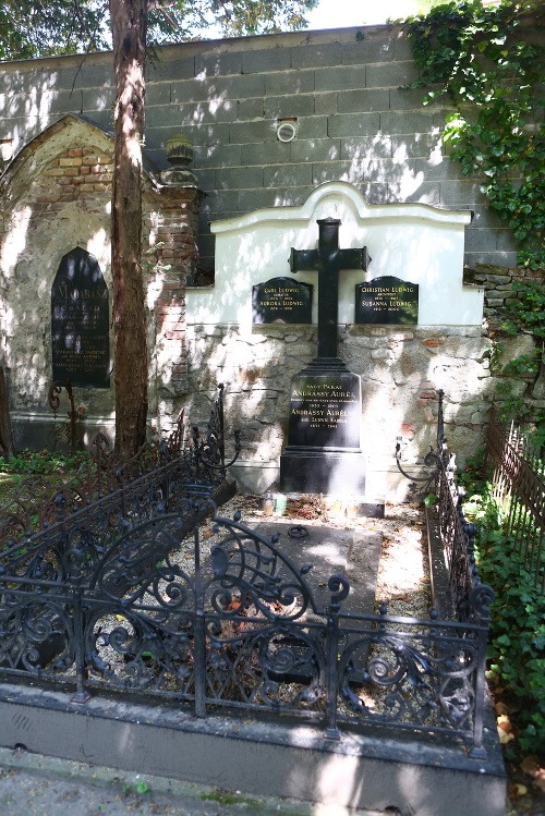 Hrob významného architekta Christiana Ludwiga po obnove.