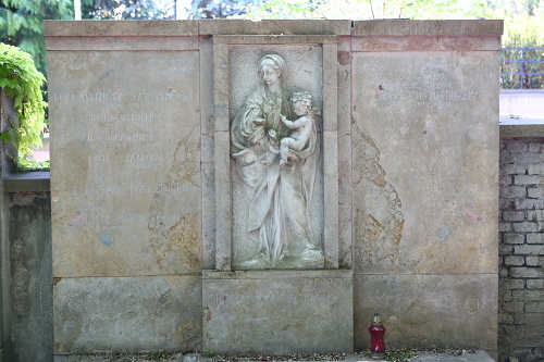Hrobka významnej umeleckej rodiny Martinčekových, dekorovaná plastickým reliéfom z carrarského mramoru Madony s dieťaťom od Fraňa Gibalu.