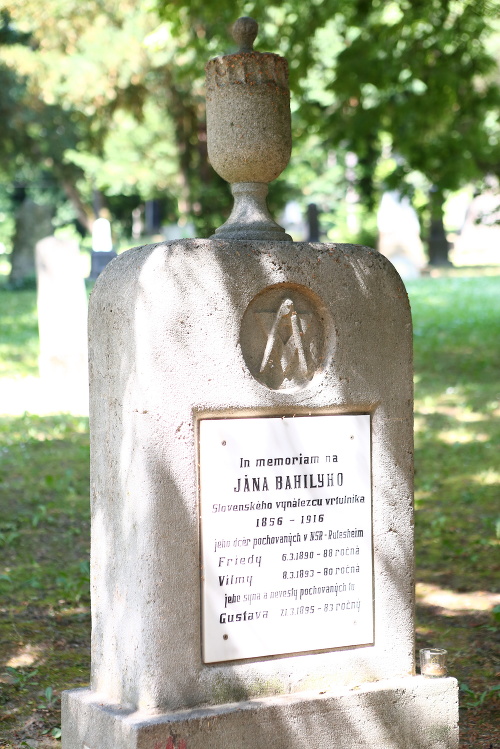 Hrob vynálezcu Jána Bahýľa. Zostrojil napríklad helikoptéru poháňanú benzínovým motorom alebo balón so vzdušnou turbínou.
