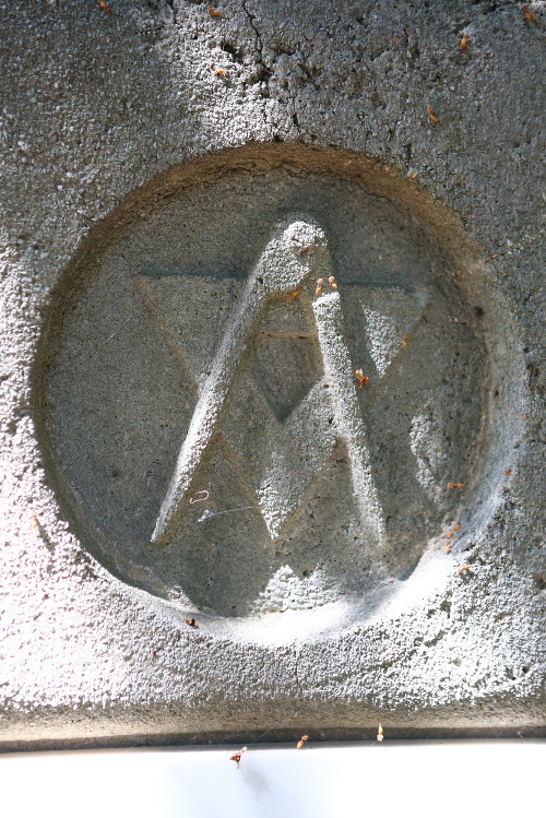 Kružidlo s trojuholníkom ako symboly reprezentujúce technické zameranie konštruktéra.