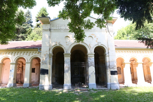 Najhonosnejšia a najväčšia hrobka na cintoríne patrí barónovi Jánovi Jesenákovi. Stavba je dielom architekta Ignáca Feiglera mladšieho.