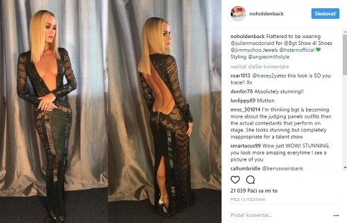 Amanda Holden si obliekla šaty, ktoré toho veľa odhaľovali hádam z každej strany. 