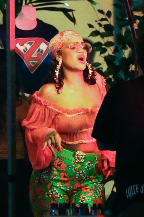 Rihanna si obliekla krátky top, ktorý odhaľoval nielen jej brucho, ale aj prsia. 