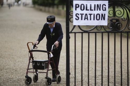 Príslušníci z radov penzistov Chelsea Pensioners odchádzajú z volebnej miestnosti v Londýne počas predčasných parlamentných volieb v Spojenom kráľovstve Veľkej Británie a Severného Írska.