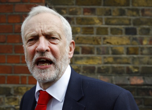 Predseda Labouristickej strany - predstaviteľ krajne ľavicového krídla - Jeremy Corbyn gestikuluje po odchode z volebnej miestnosti.
