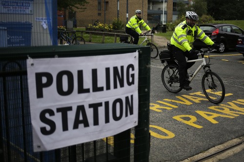 Policajti na bicykloch hliadkujú pred volebnou miestnosťou v Londýne