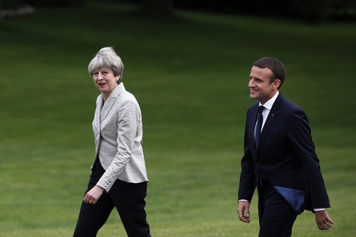 Emmanuel Macron a Theresa