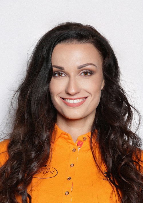 1.       Janka Húšťavová, má 28 rokov a pochádza z Popradu