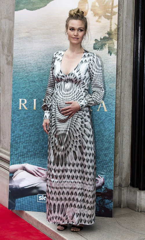 Julia Stiles sa aj počas londýnskej premiéry pýšila zaobleným bruškom. 
