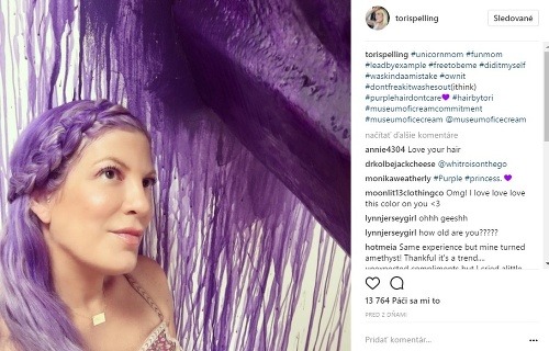 Tori Spelling má momentálne fialové vlasy. 