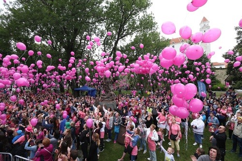 Vypustenie ružových balónov.
